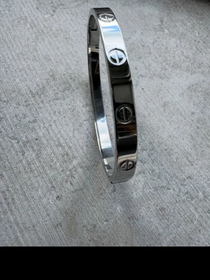 LOVE Silverfärgat stålarmband  - Superfint armband i silver färg ) 