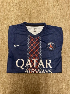 PSG matchtröja  Nike - PSG tröja i mycket bra skick perfekt för fotboll eller träning även lätt använd för daglig comfort