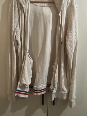 Vit zip-hoodie från Orlebar Brown med handduks material - Vit  zip-hoodie med huva från Orlebar Brown, går ej att få tag på ny… Utmärkt skick, handduks material. Nypris 2600kr