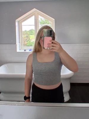 Grått linne  - Säljer ett grått basic linne i strl XS-S då den är lite "använd"✨️. Säljer för den är för liten. Hör gärna av er vid frågor eller mer bilder,jag svarar inom en dag! (Pris kan diskuteras) 🤗