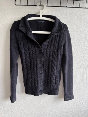 Tommy hilfiger cardigan - Säljer nu denna feta cardiganen | skick mycket bra väldigt lite använd | storlek xs | mitt pris 499 men är inte hugget i sten | hör gärna av er vid minsta fundering 