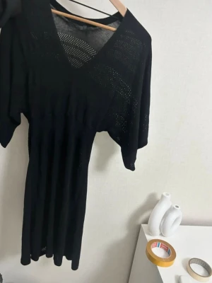 Klänning - Blå klänning sitter väldigt fint och elegant på perfekt inför en sommar dag och vintern med strumpbyxor. Om bilden känns suddig kan ni kolla i profilen där jag lagt upp samma klänning men i Blå