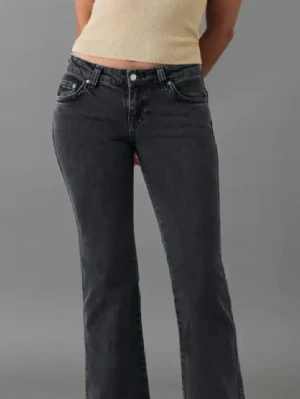 Svarta bootcut jeans med fickdetaljer - Säljer ett par svarta bootcut jeans med snygga fickdetaljer bak och klassisk femficksmodell. Jeansen har normal passform och är tillverkade i mjuk bomull med lätt stretch. Perfekta för en avslappnad och trendig look.
