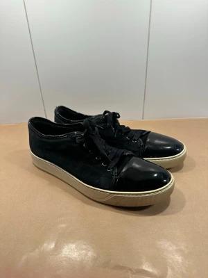 Lanvin skor - Sjukt snygga lanvin skor till salu är, perfekta för sommaren! Skorna är storlek 11 vilket tyder på storlek 45! Bra skick, ser exakt ut som bilderna så avgör själv! Färgen är svart och Inget medföljer! Skriv gärna vid fler frågor🙏