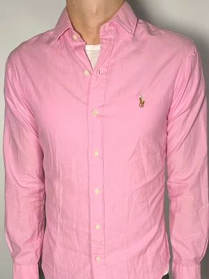 Ralph Lauren skjorta - 👕 Plagg: Skjorta                                                           📏 Storlek: S                                                               🏷️ Märke/Modell: Ralph Lauren slim Fit                                   ✨ Skick: Fint skick                                                        💬 Vid frågor är det bara att skriva!                                                                                          🛍️ Gramenti