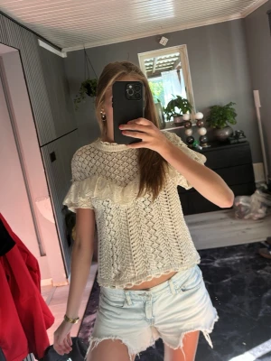 Beige blus med volanger - En jätte fin blus/tröja när man känner att man vill vara lite mer uppklädd💕passar både s/xs