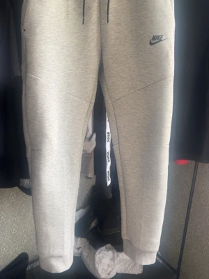 Byxor Nike tech - XL barn  storlek 175cm.