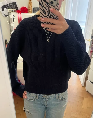 Mörkblå stickad tröja - Mysig mörkblå stickad tröja💗 