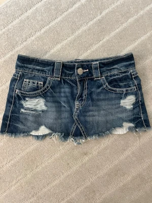 Jeanskjol med detaljer  - Säljer ett par mörkblå jeanskjol från Gina   (14+ serien) XS, aldrig använt 