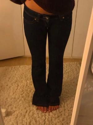 Mörkblå bootcut jeans från Abrand - Säljer ett par mörkblå bootcut jeans från Abrand Jeans. Låg midja. Fint skick. Storlek w23 tall. Nypris 1000kr