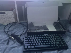 Svart mekaniskt tangentbord ajazz - Säljer ett svart mekaniskt tangentbord i ajazzL-format med USB-kabel. Tangentbordet har en kompakt design utan numerisk del och svarta keycaps. Perfekt för gaming eller skrivande, och levereras i originalkartong.