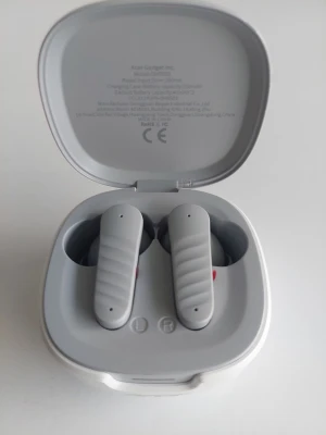 Trådlösa in-ear hörlurar från Acer - Snygga trådlösa in-ear hörlurar från Acer i vit och ljusgrå färg. Hörlurarna har ett stilrent, modernt etui med räfflad ovansida och magnetisk stängning. Perfekta för musik, poddar och samtal på språng.