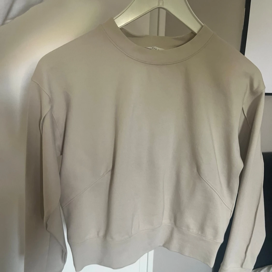 Vit croppad sweatshirt - 2