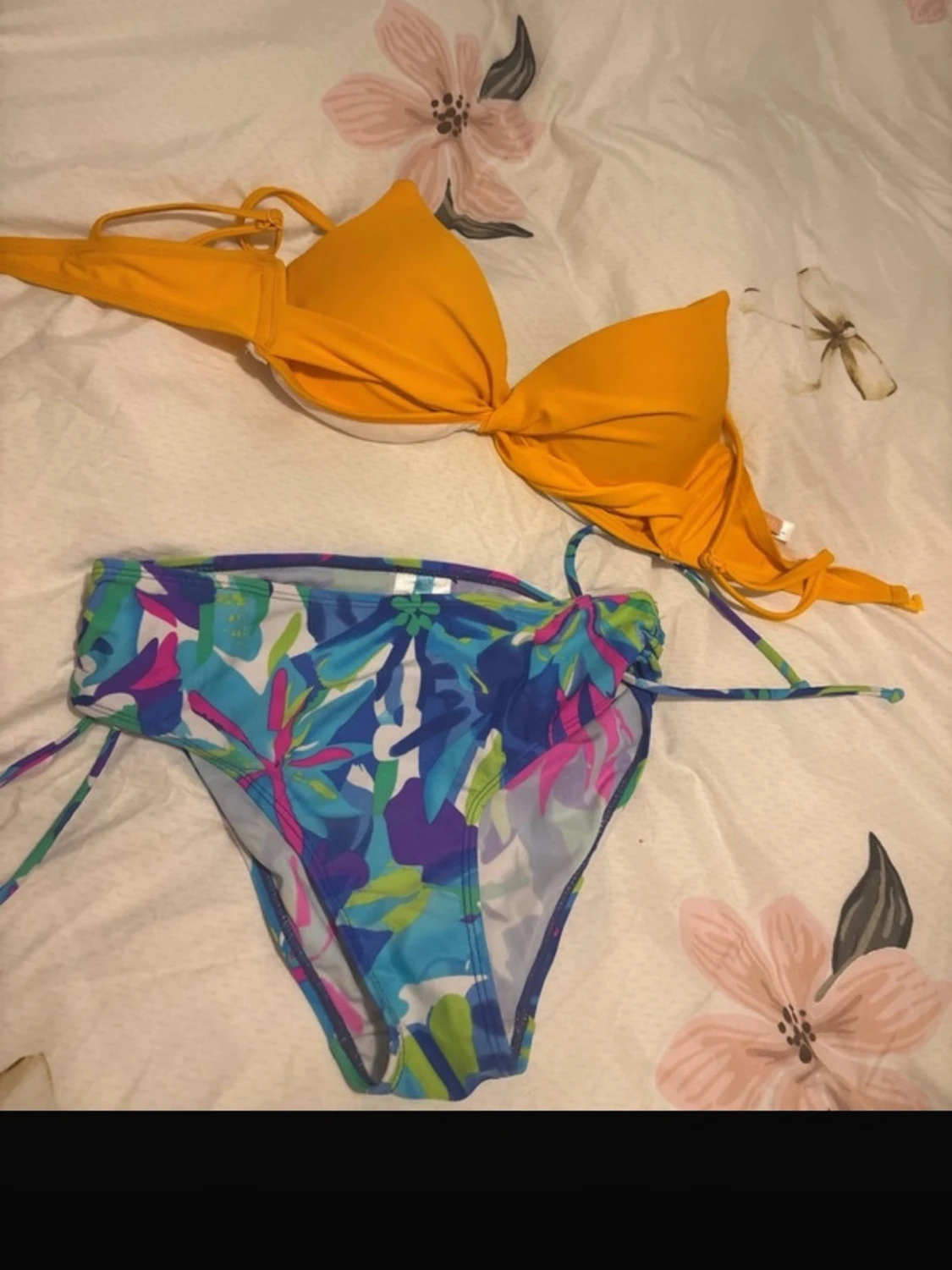 Färgglad bikini med blommigt mönster