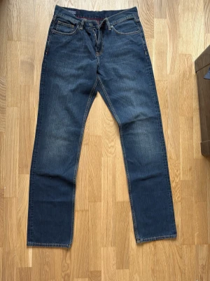 Mörkblå Tommy jeans  - Mörkblå jeans från Tommy hilfiger i en rak passform. 