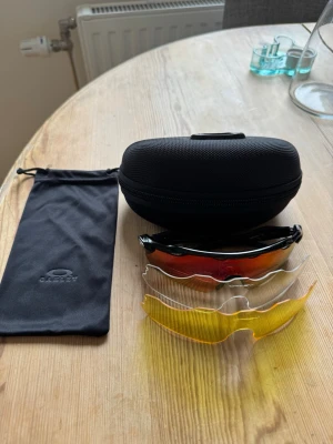 Oakley Radar Ev - Säljer ett par Oakley solglasögon med utbytbara linser i rött, gult och genomskinligt. Knappt använda.