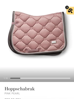 Rosa hoppschabrak Pink Pearl - Säljer ett stilrent hoppschabrak i färgen Pink Pearl. Schabraket har quiltad design med mönstrade sömmar och kantband i grått. Passar perfekt till hästutrustning och ger en snygg look i stallet. Storlek full.