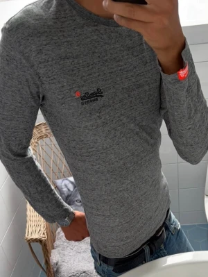 Super Long Sleeve ~ Vintage - Vintage Superdry Long Sleeve | Storlek: S | Passform: Normal Fit | Färg: Grå | 100% Cotton | Skick: 9/10 Inga Defekter | Pris ej hugget i sten!
