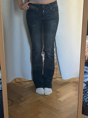 Mörkblå bootcut jeans G-star  - G-star jeans i nyskick, endast använda ett fåtal gånger💙 Mer exakt storlek är 26:32.  Jeansens riktiga färg syns mer i bild 2 och 3! Nypris: 1345 kr. Mitt pris: 450 kr (kan diskuteras vid snabbt köp) Hör av er vid frågor☺️
