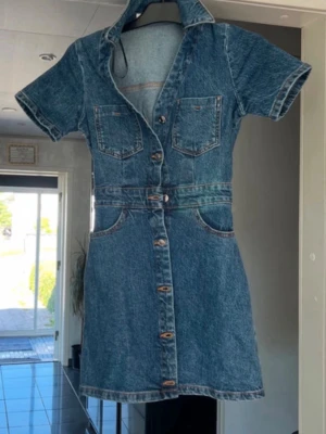 Zara jeans klänning  - Snygg jeans klänning i storlek xs aldrig använt