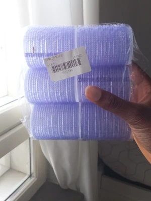Ljuslila hårspolar i plast - Säljer ett set med sex ljuslila hårspolar i plast. Perfekta för att skapa volym och lockar i håret. Spolarna har en klassisk cylinderform och är lätta att använda. Kommer i förpackning.
