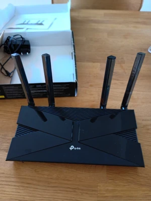 TP-Link Archer AX1500 WiFi 6 Gigabit Router - Säljer en grym WiFi 6 router som ger snabbare och mer effektiv streaming. AX1500 ger snabb nedladdning för mer responsiv gaming och bättre videochattar. 1201 Mbps på 5 GHz. 4 nätverksportar (Gigabit) för anslutning av enheter utan WiFi. Styr routern via Tether-app för iOS och Android. Mycket gott skick enligt bilder med plasten kvar. Fås med manual, strömkabel och kartong. Se längst ned för specifikationer.  Nypris: < 1200 SEK Mitt pris: 498 SEK  Skriv vid frågor och se gärna mina andra annonser
