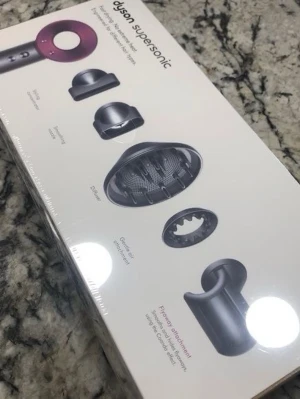 Dyson Supersonic hd08 - Säljer en Dyson Supersonic hårfön i snygg design med flera smarta tillbehör som stylingmunstycke, diffuser och gentle air attachment. Fönen har en modern look i silver och lila och levereras i originalförpackning.