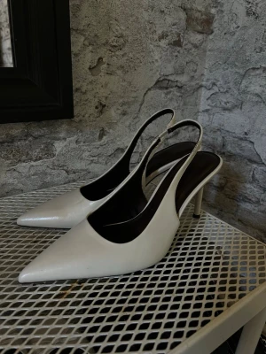 kitten heels  - säljer mina vita kitten heels från stradivarius pågrund av att de är för stora. jag har använt dom 2 gånger sen dess har de bara stått. så skulle rekommendera att om du har strl 39 så passar dessa då jag hade behövt gå ner till strl 37 ist för min vanliga 38. köpte för 400kr.