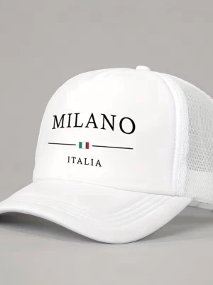 Vit truckerkeps med Milano-tryck - Snygg vit truckerkeps med svart text 'MILANO' och 'ITALIA' samt en liten italiensk flagga framtill. Kepsen har böjd skärm och mesh på sidorna och bak för extra ventilation. Justerbar baktill för perfekt passform.