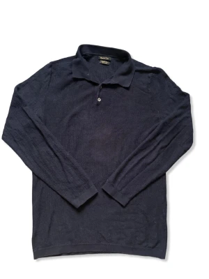 (Massimo dutti) Mörkblå långärmad pikétröja - Stilren mörkblå långärmad pikétröja från Massimo Dutti med klassisk krage och två knappar framtill. Tröjan är tillverkad i ett mjukt, stickat material som ger en avslappnad men ändå uppklädd look. Perfekt för dig som gillar enkel och tidlös stil.