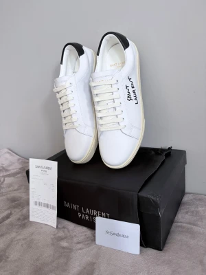Saint Laurent Skor - Säljer dessa riktigt feta Saint Laurent skorna nu! De här skorna är hur snygga som helst nu till sommaren! OG tillkommer vid köp beroende på pris! Hör av er vid minsta fundering! Mvh, Quadra closet!😊🤝