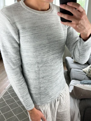 Stickad Grå Tröja COS - Simpel och stilren. Perfekt till alla outfits! Mått: A:50 B:46 C:46 D:62 (cm)Skriv vid fundering 😇🙌