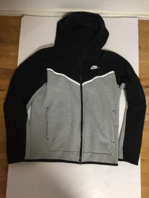 Nike tech  - Säljer en helt fräsch snygg nike tech som är precis som en ny nike tech, inga repor inga defekter och ingen missfärg! Skriv till mig på dm om du undrar över något!