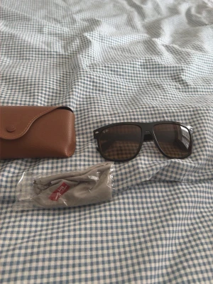 Ray-Ban boyfriend  - Vet inte exakt vilken modell det är, men nypris när jag köpte förra sommaren var på ungefär 1900.