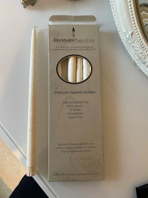Vita premium stearinljus - Säljer ett paket med vita premium doppade stearinljus från Stockholm Candles. Ljusen är smala, långa och tillverkade av 100% stearin. De är självsläckande, rökfria och droppfria, vilket gör dem perfekta för mysiga kvällar.