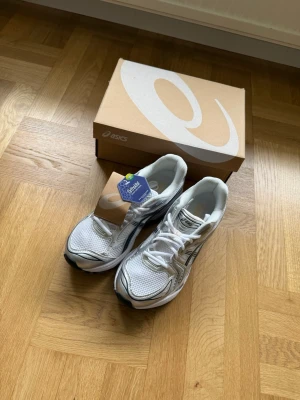 ASICS Gel-Kayano 14 silver metallic – storlek 44 - Klassiska ASICS Gel-Kayano 14 i silver metallic. Det här är en av de mest eftertraktade sneakermodellerna just nu, känd för sin ikoniska design och extremt sköna sula. ✔ Helt ny och aldrig använd ✔ Storlek: 44 ✔ Märke: ASICS ✔ Modell: Gel-Kayano 14 ✔ Stilrena och bekväma hela dagen 📩 Skicka ett meddelande vid frågor eller prisförslag! 🛍 Lägg till i en bundle för att spara upp till 20% rabatt! 📦 Garanterad leverans samma eller nästa dag 🌟 