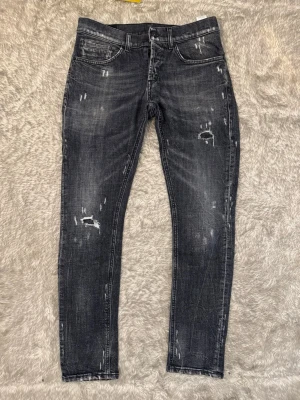 Dondup jeans  - Snygga svarta Dondup George i storlek 31, kan även passa dig som bär 32. Hör av dig om du har några frågor gällande plagg!