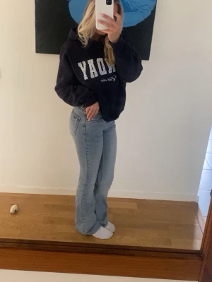 Mörkblå hoodie  - Säljer en mörkblå hoodie från Gina tricot. Den har ett vitt tryck på framsidan där det står ”sunday”. 