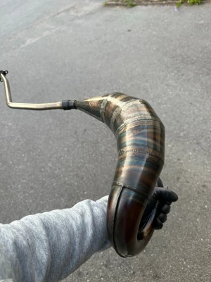 Voca rookie 50/70 trimrör - Säljer nu mitt voca rookie rör som passar am6 högerdraget. Krök och mellanrör är i väldigt bra skick, ljuddämparen har lite repor på sig men funkar utmärkt. Vid frågor är det bara att höra av sig mvh.