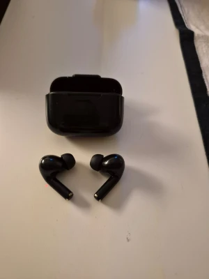 Xiaomi earbuds  - Xiaomi bluetooth hörlurar med bra ljud och batteri tid i fint skick. 