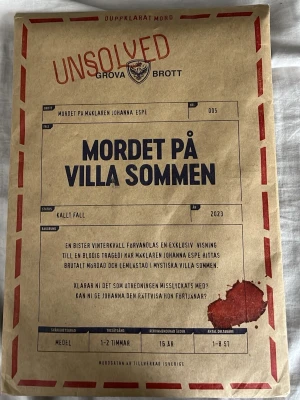 Mordet på Villa Sommen spel - Ett interaktivt mysteriumspel i pappersformat där du utreder mordet på mäklaren Johanna Espe. Spelet har en brun, kuvertliknande förpackning med röda detaljer och text. Perfekt för dig som gillar deckargåtor och kalla fall.