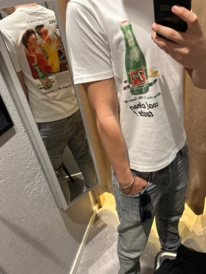 Vit t-shirt med retro 7up-tryck - Vit t-shirt med färgglatt retrotryck av 7up-flaska och vintageinspirerad illustration på både fram- och baksida. T-shirten har korta ärmar och normal passform. Perfekt för dig som gillar coola och unika motiv! Pros kan diskuteras rejält!