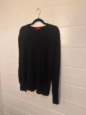 Hugo Boss Tröja Svart L - Storlek: L, Material: Kashmir, Bomull, Silke, bra skick!!