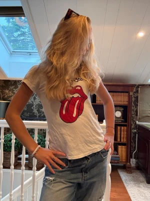 Rolling Stones  t-skirt - SKITCOOL Rolling Stones T-skirt 🤘🏼Så cool och går att styla så lätt🎸