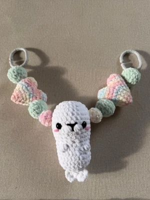 Virkad Barnvagnshänge🤍 - Supersöt handvirkat barnvagnshänge men en säl som center, gjort med mjukt chenillegarn ca 45-50cm bred🤍✨Ihopsatt med gummiband så den är elastisk🌸