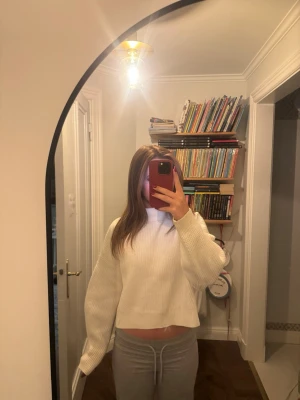 Vit stickad tröja - Säljer en vit stickad tröja med rund hals och långa ärmar. Tröjan har en avslappnad passform och ribbstickade muddar vid ärmslut och nederkant. Perfekt för en trendig och bekväm look.💕⭐️