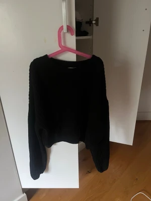 Svart stickad tröja från KappAhl - Svart stickad tjocktröja från Kappahl. Används inte längre därför säljer jag den. Storlek 170