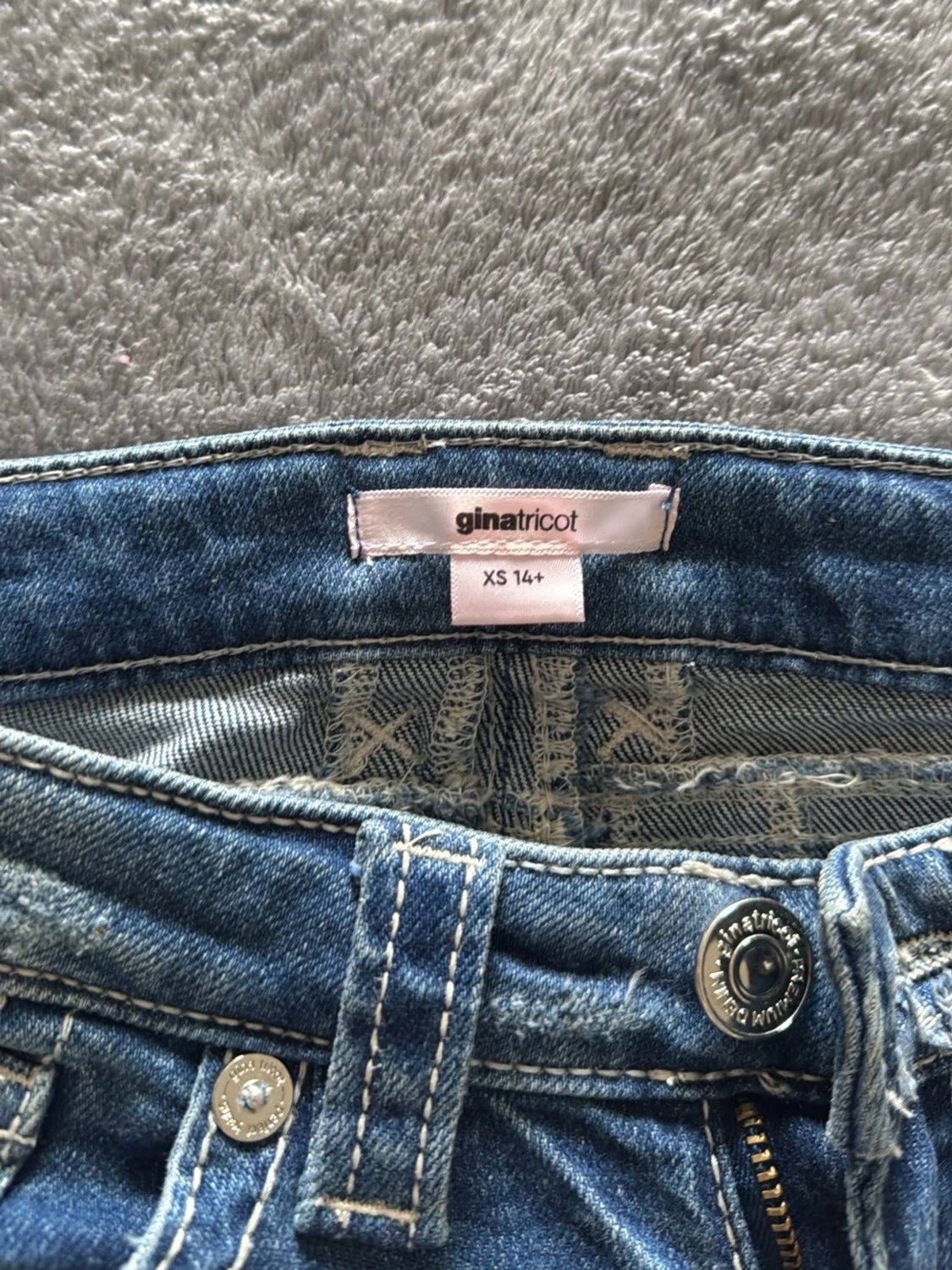 Blå bootcut jeans med slitningar - 2