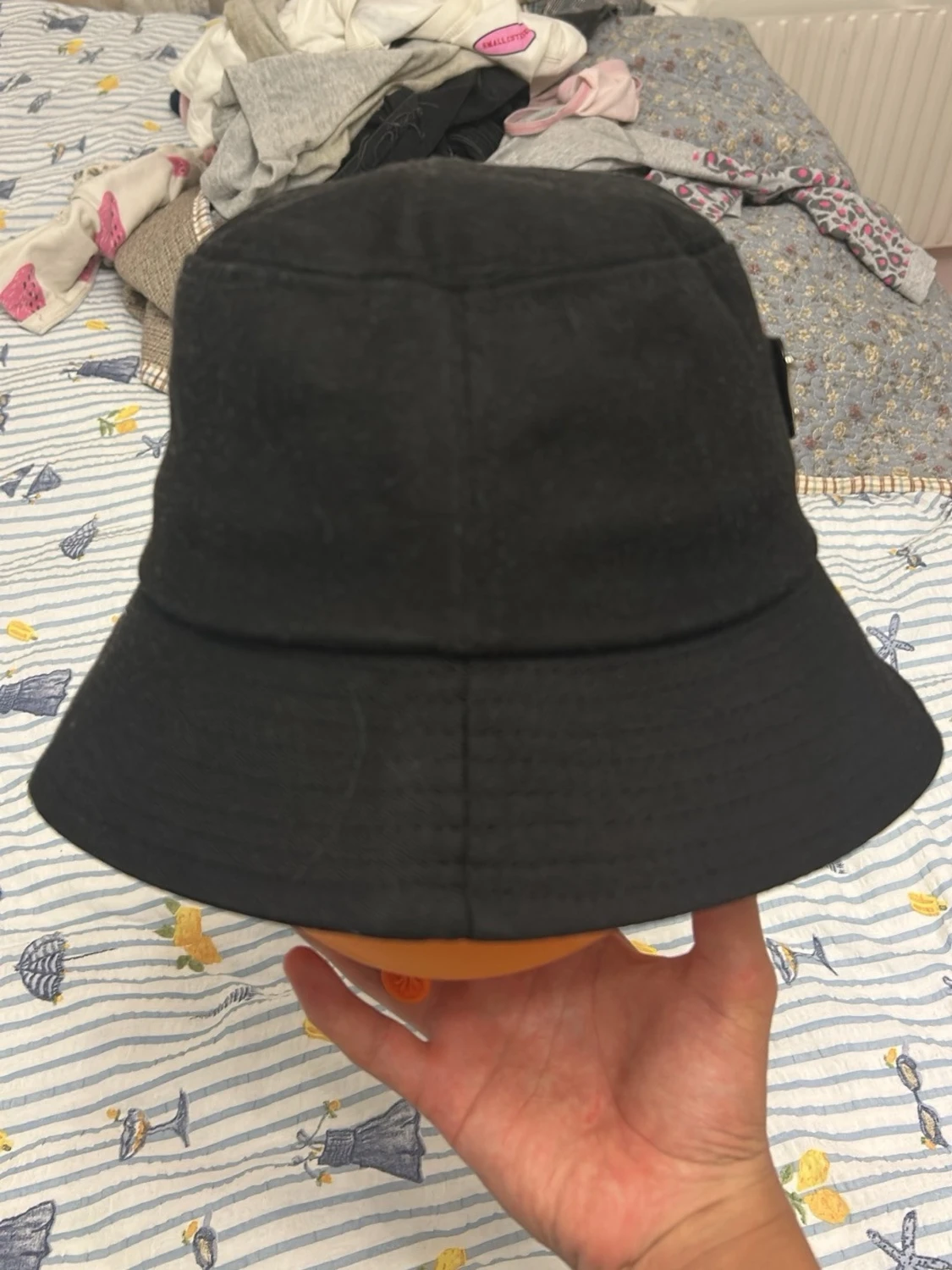 Svart bucket  - 1
