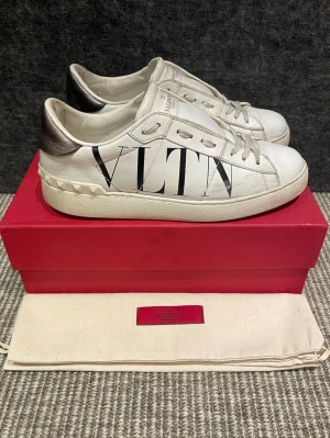Valentino skor  - Hej, säljer nu dessa svin snygga valentino skor. Skorna är i bra skick!  Begränsat antal boxar och dustbag. Hör av dig vid frågor.